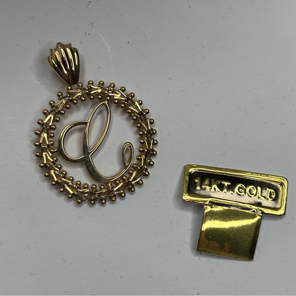 IMPERIAL GOLD 14K Yellow Gold Script Initial "C" Wreath Pendant - Picture 3 of 4